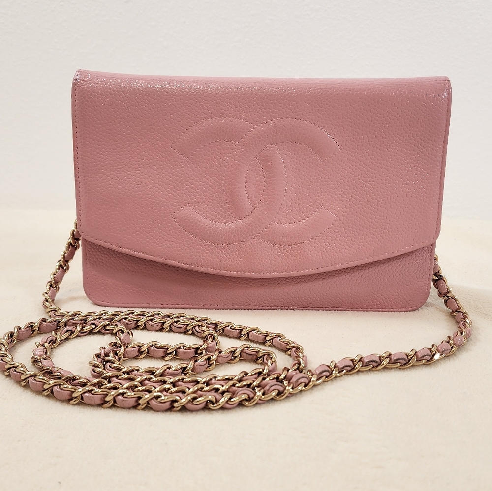 Chanel 2003-2004 Caviar Leather Crossbody Wallet On Chain.